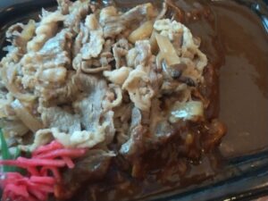 飯テロ！牛てんこ盛りの王道牛カレー
