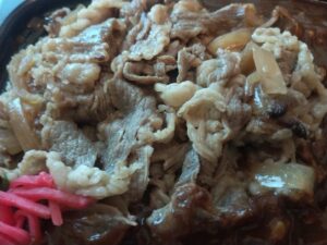 飯テロ！牛てんこ盛りの王道牛カレー