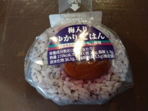 梅入りゆかりごはんおにぎり（マックスバリュー）