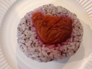 梅入りゆかりごはんおにぎり（マックスバリュー）