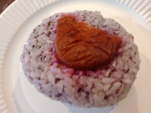 梅入りゆかりごはんおにぎり（マックスバリュー）