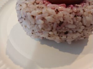 梅入りゆかりごはんおにぎり（マックスバリュー）