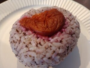 梅入りゆかりごはんおにぎり（マックスバリュー）