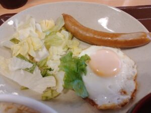 ソーセージエッグ朝食