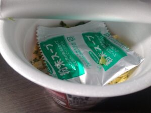 スーパーカップチリトマト味ラーメン（エースコック）