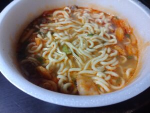 日清デカうま豚キムチ（日清）