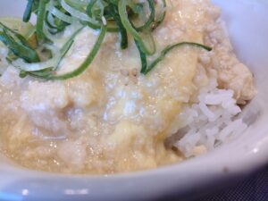 得朝鶏そぼろたまご丼
