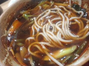 辛ネギ香味つけそば（生そばあずま）