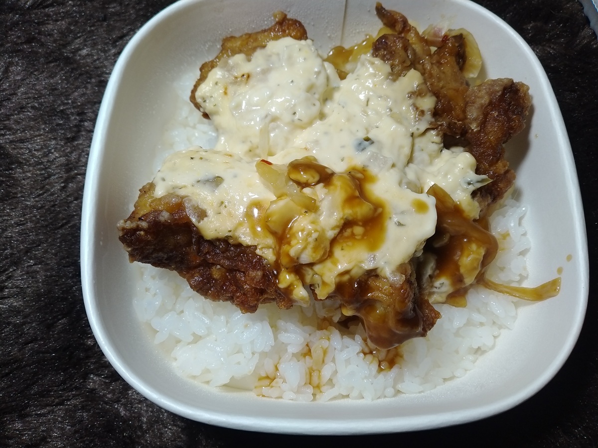 タルタルソースで食べる唐揚げ丼（セブンイレブン）
