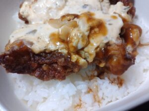タルタルソースで食べる唐揚げ丼（セブンイレブン）