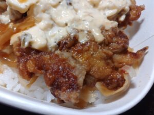 タルタルソースで食べる唐揚げ丼（セブンイレブン）