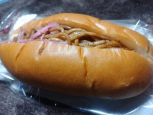 焼きそばドッグ（伊藤製パン）