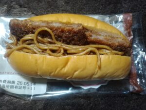 ハムカツ焼きそばドッグ（伊藤製パン）