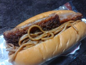 ハムカツ焼きそばドッグ（伊藤製パン）