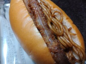 ハムカツ焼きそばドッグ（伊藤製パン）