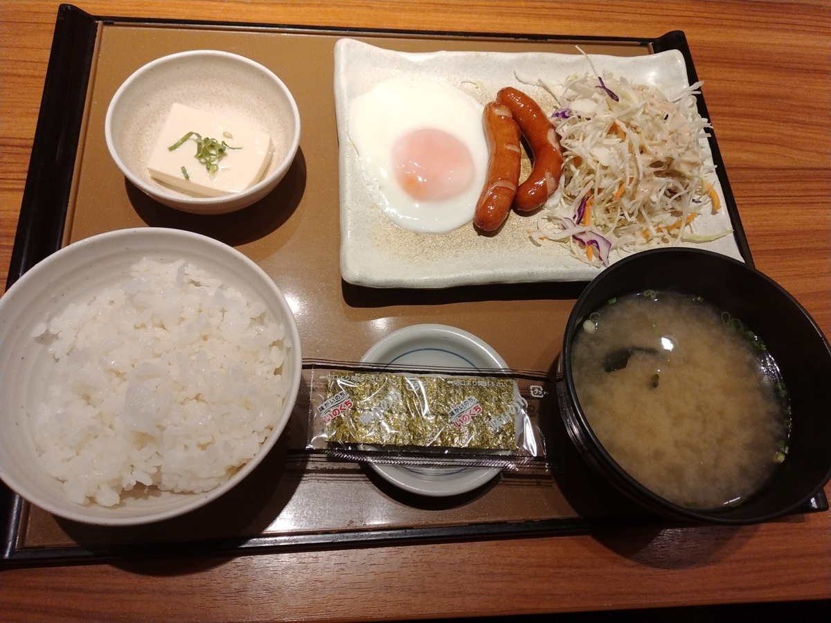 エッグ＆ウインナー朝食（やよい軒）