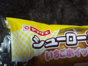 シューロールいちごホイップ