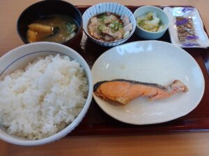 銀鮭鶏小鉢朝食