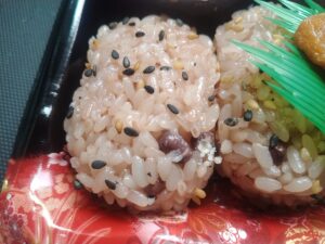 助六と赤飯盛り合わせ